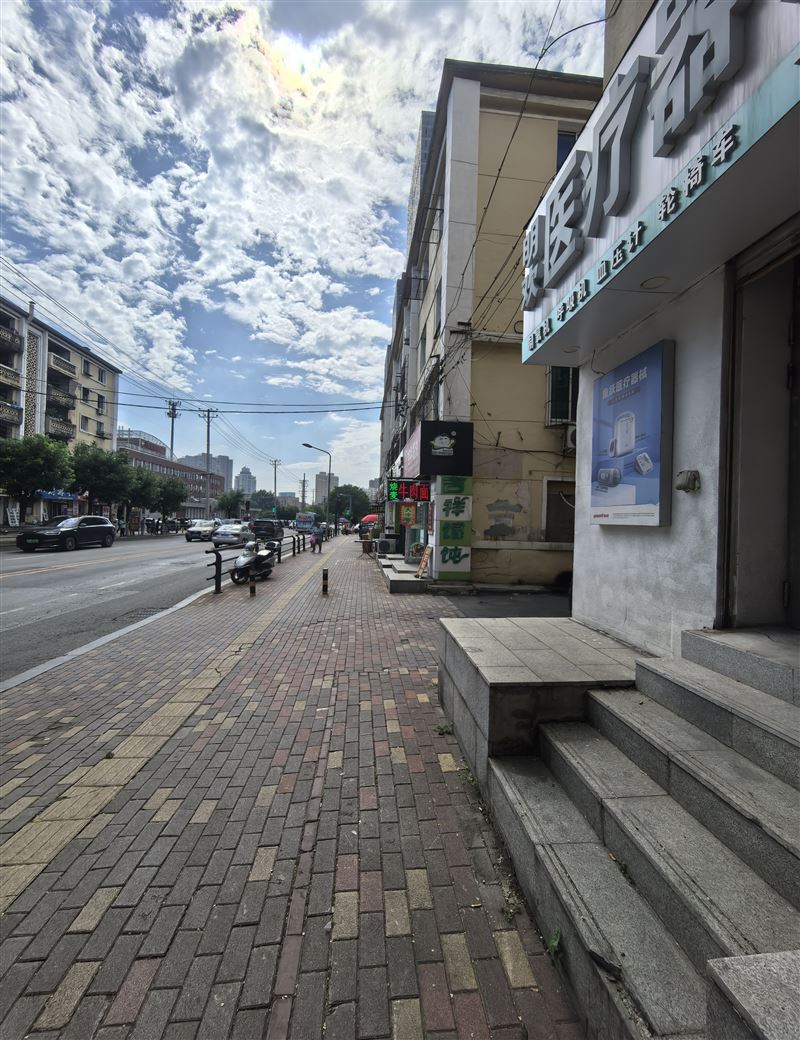 鞍钢总院门诊部北门,马路对面原明欢医疗器械,此门市现对外出租
